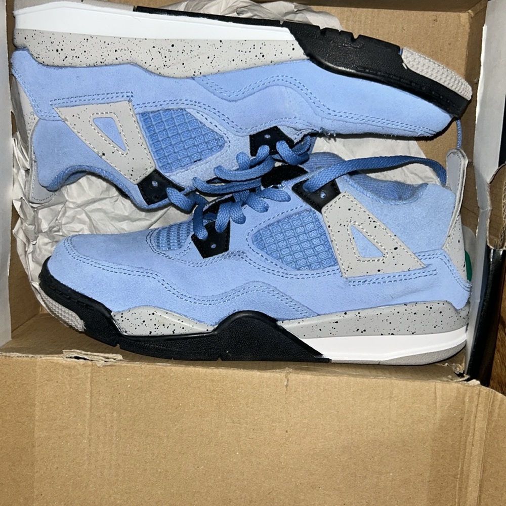 BRAND NEW!! 2Y Jordan 4 New Never Worn University Blue Black